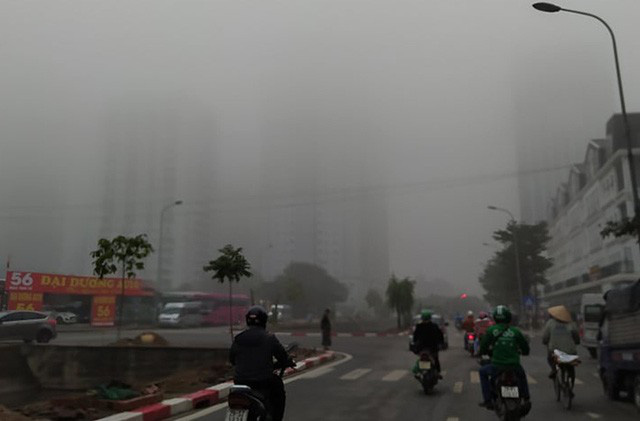  Hà Nội: Sương mù bao phủ dày đặc, các tòa nhà cao tầng bất ngờ biến mất  - Ảnh 3.