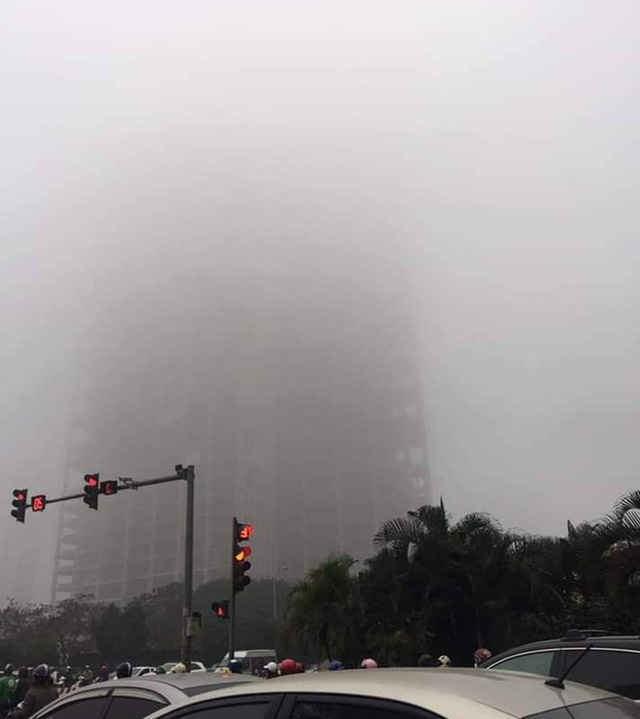 Hà Nội: Sương mù bao phủ dày đặc, các tòa nhà cao tầng bất ngờ biến mất  - Ảnh 4.