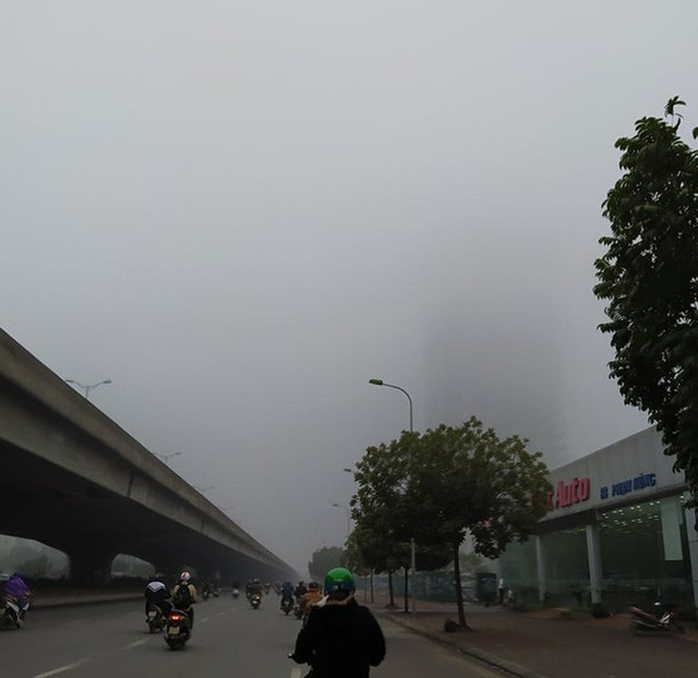  Hà Nội: Sương mù bao phủ dày đặc, các tòa nhà cao tầng bất ngờ biến mất  - Ảnh 6.