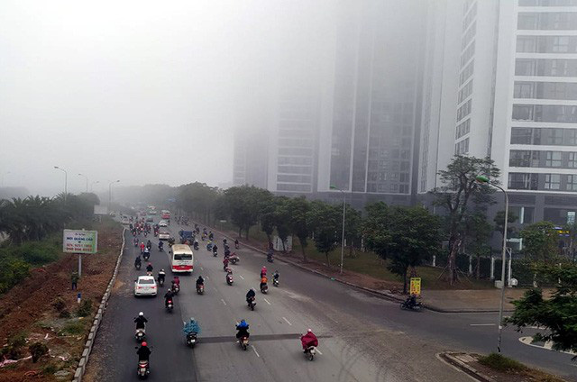  Hà Nội: Sương mù bao phủ dày đặc, các tòa nhà cao tầng bất ngờ biến mất  - Ảnh 8.