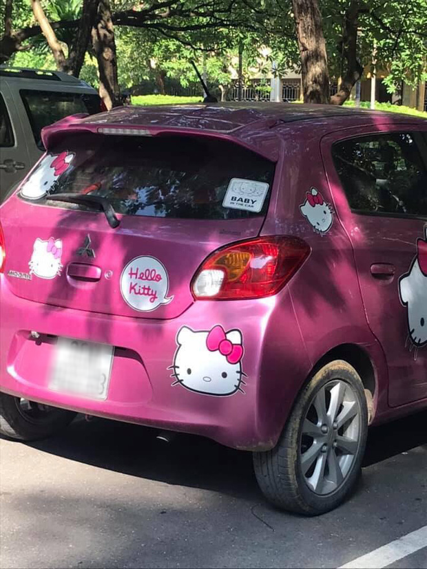 Cô giáo NEU chơi lớn với ô tô màu hồng đầy hình Hello Kitty, bên trong tràn ngập gấu bông: Hóa ra tất cả đều vì con gái! - Ảnh 2.