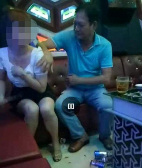 Đắk Lắk: Phó Bí thư Huyện ủy nói gì về clip sờ ngực nữ tiếp viên ở quán karaoke? - Ảnh 1.