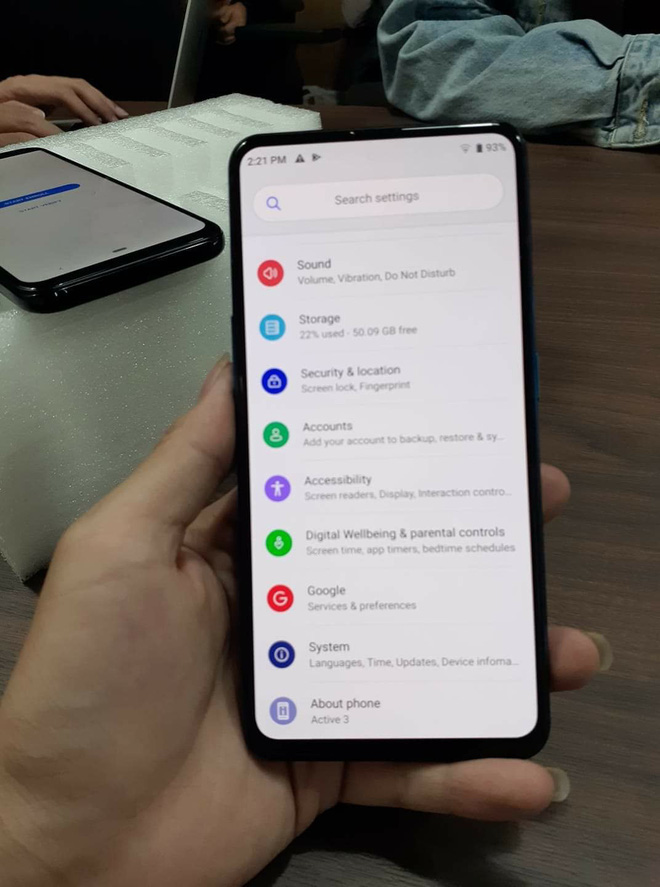 Smartphone tiếp theo của Vsmart lộ diện với camera thò thụt, màn hình không khuyết tật - Ảnh 2.