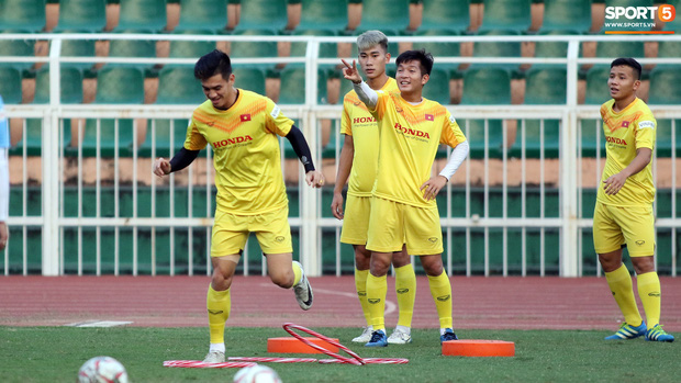 U23 Việt Nam có thêm thánh ngủ gật, Trọng Đại được thầy Park soi kỹ vì quả đầu màu khói - Ảnh 12.
