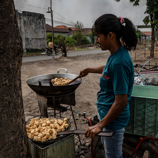 Đậu phụ nhiễm độc ở Indonesia: Món ăn rẻ tiền được sản xuất từ rác thải nhựa của Mỹ chứa hóa chất gây chết người khiến ai cũng rùng mình - Ảnh 6.