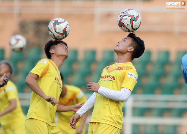 Cầu thủ U23 Việt Nam nhăn mặt tập kỹ thuật, riêng Quang Hải coi là “game dễ”, khỏi nhìn cũng tâng được bóng - Ảnh 1.