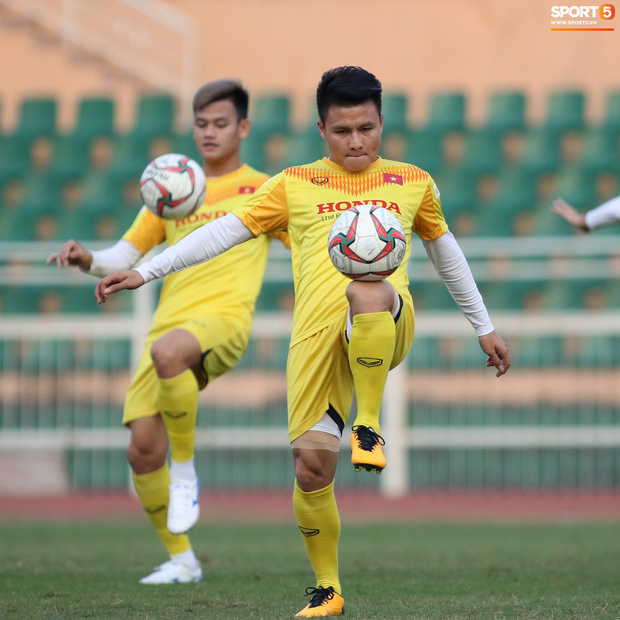 Cầu thủ U23 Việt Nam nhăn mặt tập kỹ thuật, riêng Quang Hải coi là “game dễ”, khỏi nhìn cũng tâng được bóng - Ảnh 2.