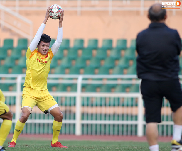 Cầu thủ U23 Việt Nam nhăn mặt tập kỹ thuật, riêng Quang Hải coi là “game dễ”, khỏi nhìn cũng tâng được bóng - Ảnh 11.