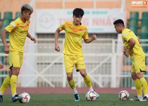 Cầu thủ U23 Việt Nam nhăn mặt tập kỹ thuật, riêng Quang Hải coi là “game dễ”, khỏi nhìn cũng tâng được bóng - Ảnh 14.