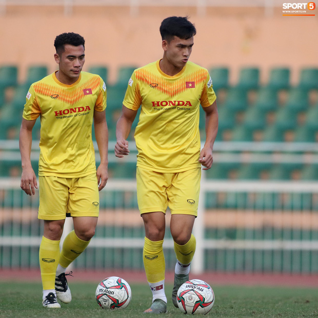 Cầu thủ U23 Việt Nam nhăn mặt tập kỹ thuật, riêng Quang Hải coi là “game dễ”, khỏi nhìn cũng tâng được bóng - Ảnh 15.