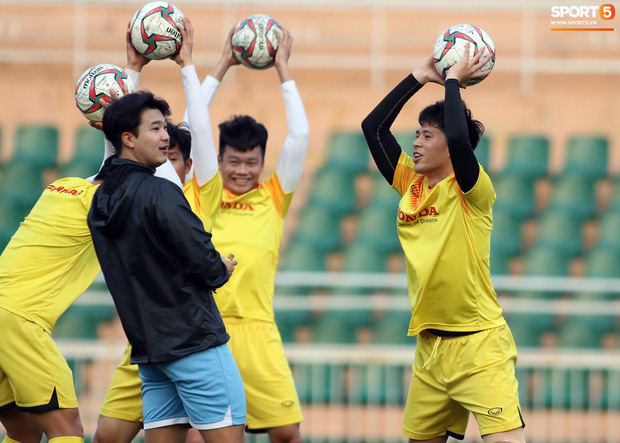 Cầu thủ U23 Việt Nam nhăn mặt tập kỹ thuật, riêng Quang Hải coi là “game dễ”, khỏi nhìn cũng tâng được bóng - Ảnh 17.