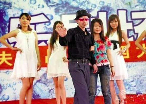 Nổi danh nhờ 1 bức ảnh 10 năm trước, chàng ăn mày đẹp trai nhất Trung Quốc phát điên vì đả kích trong quá khứ và cuộc sống nổi tiếng xô bồ - Ảnh 3.