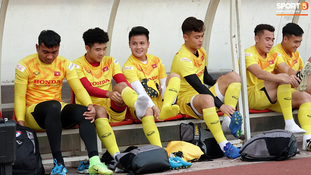 Cầu thủ U23 Việt Nam nhăn mặt tập kỹ thuật, riêng Quang Hải coi là “game dễ”, khỏi nhìn cũng tâng được bóng - Ảnh 4.