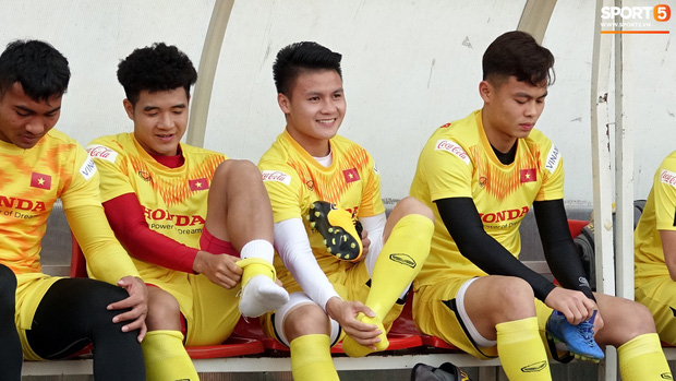 Cầu thủ U23 Việt Nam nhăn mặt tập kỹ thuật, riêng Quang Hải coi là “game dễ”, khỏi nhìn cũng tâng được bóng - Ảnh 5.