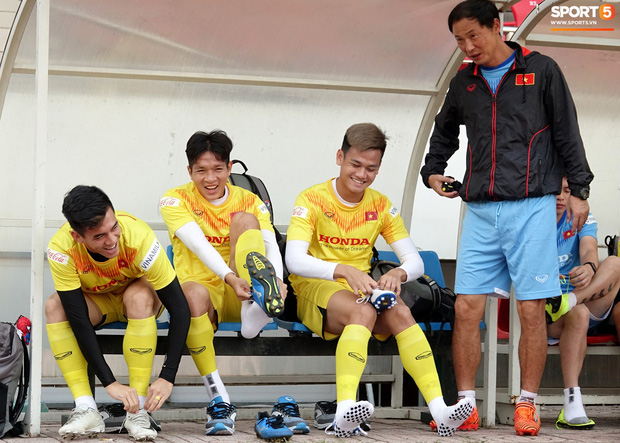 Cầu thủ U23 Việt Nam nhăn mặt tập kỹ thuật, riêng Quang Hải coi là “game dễ”, khỏi nhìn cũng tâng được bóng - Ảnh 7.