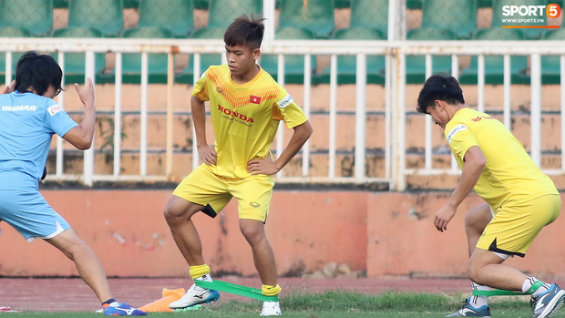 Cầu thủ U23 Việt Nam nhăn mặt tập kỹ thuật, riêng Quang Hải coi là “game dễ”, khỏi nhìn cũng tâng được bóng - Ảnh 8.