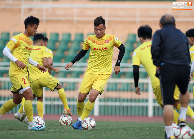 Cầu thủ U23 Việt Nam nhăn mặt tập kỹ thuật, riêng Quang Hải coi là “game dễ”, khỏi nhìn cũng tâng được bóng - Ảnh 9.