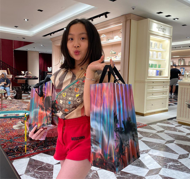 Con gái thứ hai của Phượng Chanel gây bão với phong thái xách túi shopping chuẩn rich kid, đúng là không đùa được với nhà giàu - Ảnh 2.