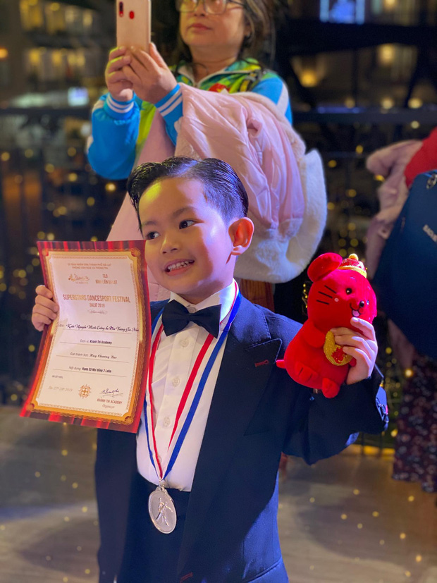 Mới 4 tuổi, con trai Khánh Thi - Phan Hiển đã xuất sắc giành 2 HCB dù lần đầu thi dance sport: Đúng là con nhà nòi! - Ảnh 1.