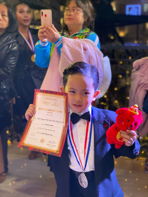 Mới 4 tuổi, con trai Khánh Thi - Phan Hiển đã xuất sắc giành 2 HCB dù lần đầu thi dance sport: Đúng là con nhà nòi! - Ảnh 5.