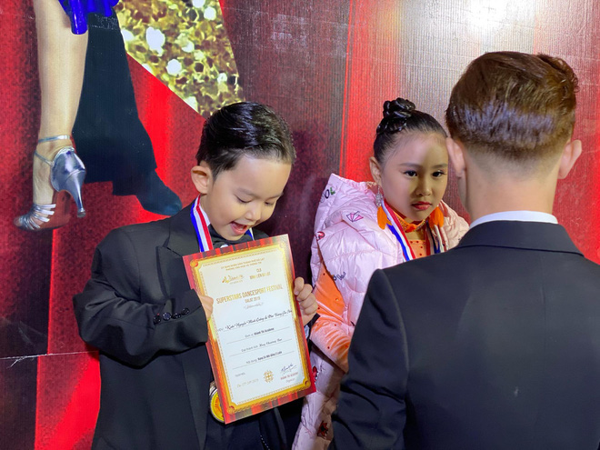 Mới 4 tuổi, con trai Khánh Thi - Phan Hiển đã xuất sắc giành 2 HCB dù lần đầu thi dance sport: Đúng là con nhà nòi! - Ảnh 10.