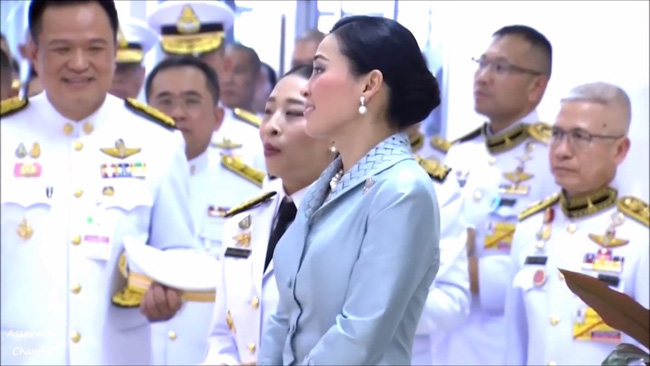 Sau khi Hoàng quý phi bị phế truất, Hoàng hậu Thái Lan ngày càng ghi điểm trước công chúng nhờ hai khoảnh khắc ý nghĩa này - Ảnh 4.