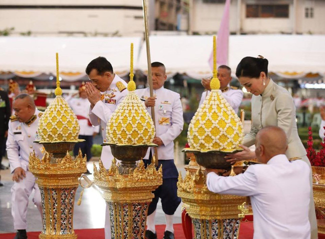 Sau khi Hoàng quý phi bị phế truất, Hoàng hậu Thái Lan ngày càng ghi điểm trước công chúng nhờ hai khoảnh khắc ý nghĩa này - Ảnh 6.