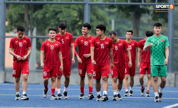 BTC SEA Games 30 sai sót: Cả đội U22 Việt Nam cùng nặng 70 kg, Quang Hải cao bằng Tiến Linh - Ảnh 2.