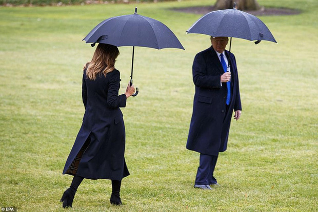 Khoảnh khắc Tổng thống Trump đãng trí, bỏ quên vợ ở phía sau và phản ứng bất ngờ của Đệ nhất phu nhân Mỹ thu hút sự chú ý - Ảnh 2.