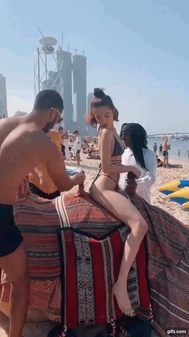 Ngọc Trinh mặc bikini gợi cảm cưỡi lạc đà tại Dubai - Ảnh 2.