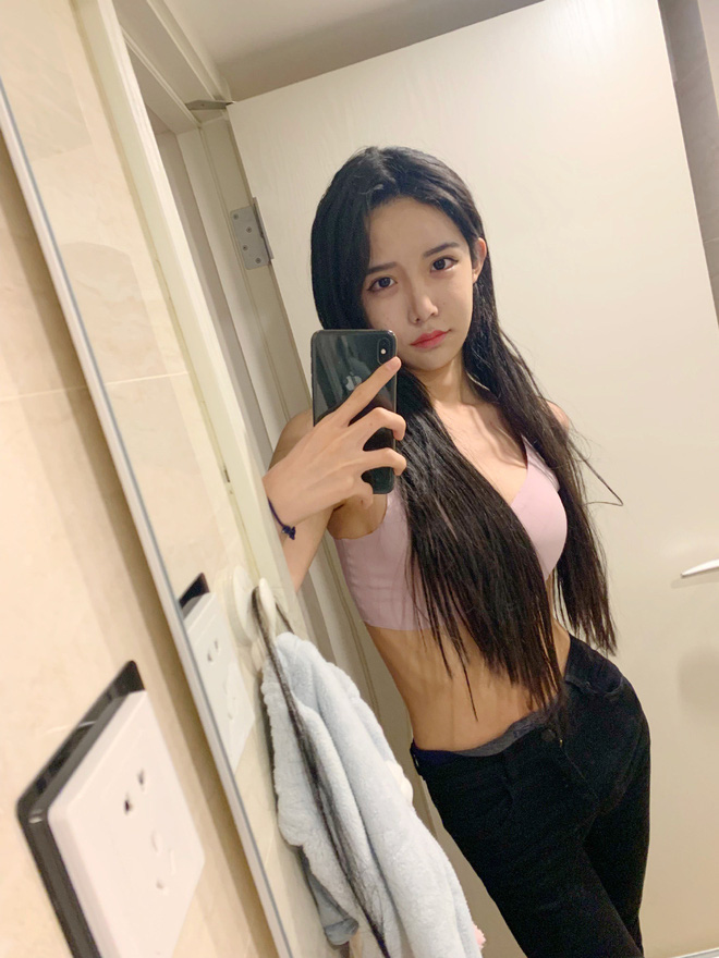 Hot girl tắt nhầm filter khi livestream để lộ nhan sắc thật: Xinh đẹp chưa bàn nhưng trông khác quá - Ảnh 2.