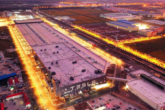 Từ một bãi sình lầy cô quạnh, nhà máy của Tesla ở Trung Quốc xuất xưởng chiếc xe đầu tiên trong chưa đầy 1 năm - Ảnh 1.