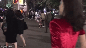 Cô gái mất 1 chân xuất hiện trên phố đi bộ Hà Nội gây xôn xao: Sau 4 ngày tỉnh lại đã thành người khác - Ảnh 3.