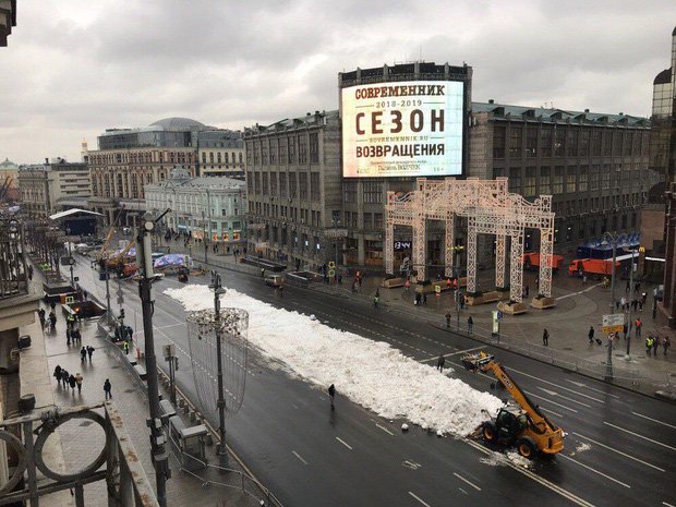 Ấm kỷ lục, thủ đô Moskva dùng tuyết nhân tạo mừng Năm mới - Ảnh 1.