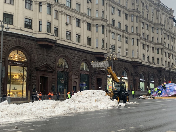Ấm kỷ lục, thủ đô Moskva dùng tuyết nhân tạo mừng Năm mới - Ảnh 2.