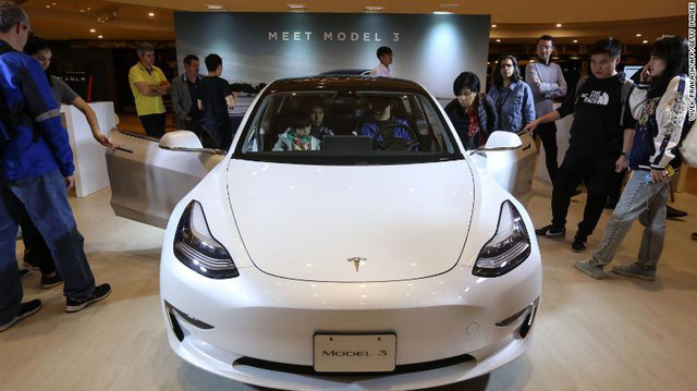Canh bạc tỷ đô của Elon Musk ở Trung Quốc: Đầu tư 5 tỷ USD xây nhà máy, đích thân đến trao chìa khóa xe cho khách hàng đầu tiên - Ảnh 1.