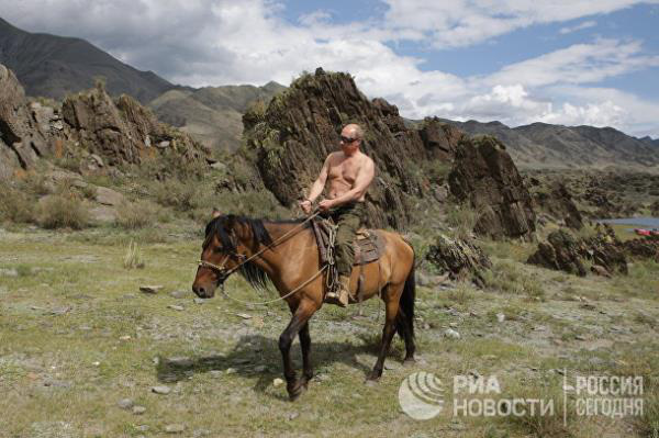 20 năm cầm quyền và những bức ảnh đậm chất Putin - Ảnh 12.