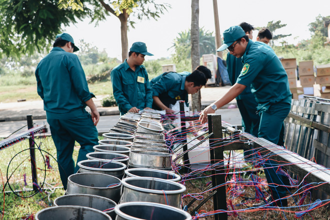 Ảnh: Cận cảnh trận địa pháo hoa trước thời khắc đón chào năm mới 2020 tại Sài Gòn - Ảnh 5.