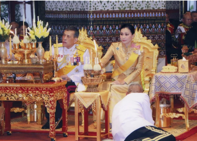 Tiết lộ khoảnh khắc bất thường của Hoàng quý phi Thái Lan trước khi bị phế truất, chứng tỏ việc tranh sủng với Hoàng hậu là có thật - Ảnh 1.