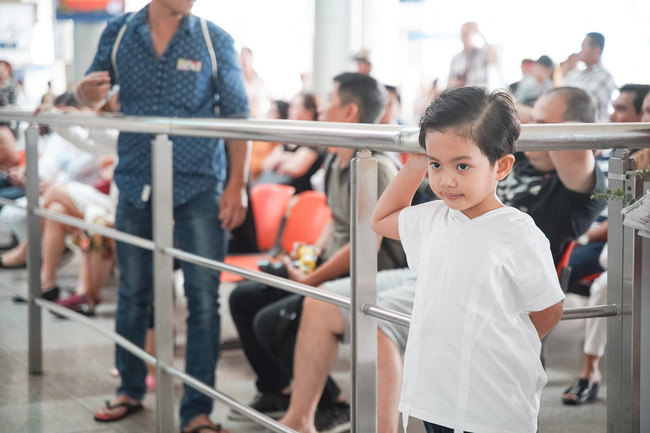 Giành huy chương vàng SEA Games, Khánh Thi - Phan Hiển được nhân vật đặc biệt này chờ đợi ở sân bay để đón về nhà - Ảnh 1.