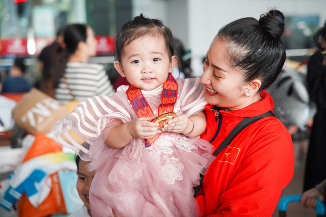 Giành huy chương vàng SEA Games, Khánh Thi - Phan Hiển được nhân vật đặc biệt này chờ đợi ở sân bay để đón về nhà - Ảnh 2.