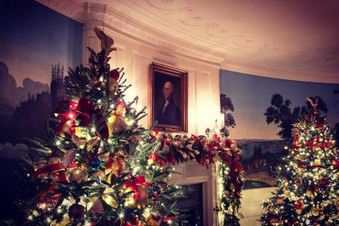 Choáng ngợp với không gian Giáng sinh nước Mỹ vĩ đại tại Nhà Trắng - Ảnh 2.
