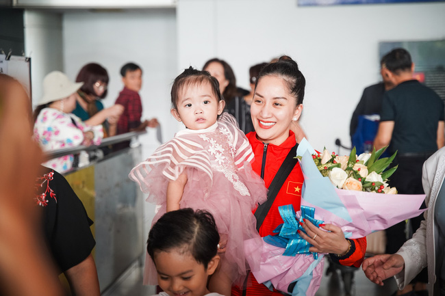 Giành huy chương vàng SEA Games, Khánh Thi - Phan Hiển được nhân vật đặc biệt này chờ đợi ở sân bay để đón về nhà - Ảnh 3.