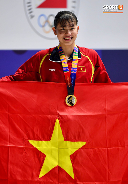 Ánh Viên tươi cười rạng rỡ, hạnh phúc vô cùng khi giành huy chương Vàng đầu tiên tại SEA Games 30. - Ảnh 6.