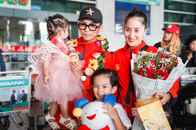 Giành huy chương vàng SEA Games, Khánh Thi - Phan Hiển được nhân vật đặc biệt này chờ đợi ở sân bay để đón về nhà - Ảnh 4.