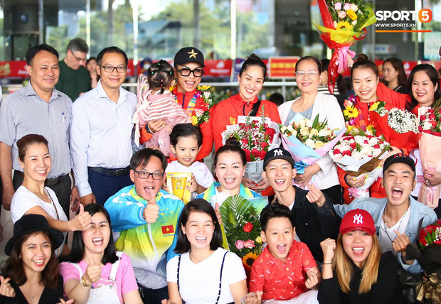 Sau khoảnh khắc hạnh phúc ôm lấy nhau khóc nức nở tại Philippines, vợ chồng Phan Hiển - Khánh Thi đã trở về Việt Nam, ân cần yêu thương cô con gái xinh xắn - Ảnh 5.