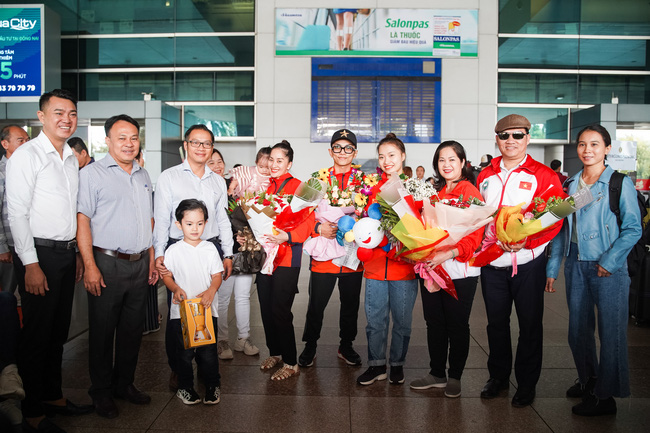 Giành huy chương vàng SEA Games, Khánh Thi - Phan Hiển được nhân vật đặc biệt này chờ đợi ở sân bay để đón về nhà - Ảnh 6.