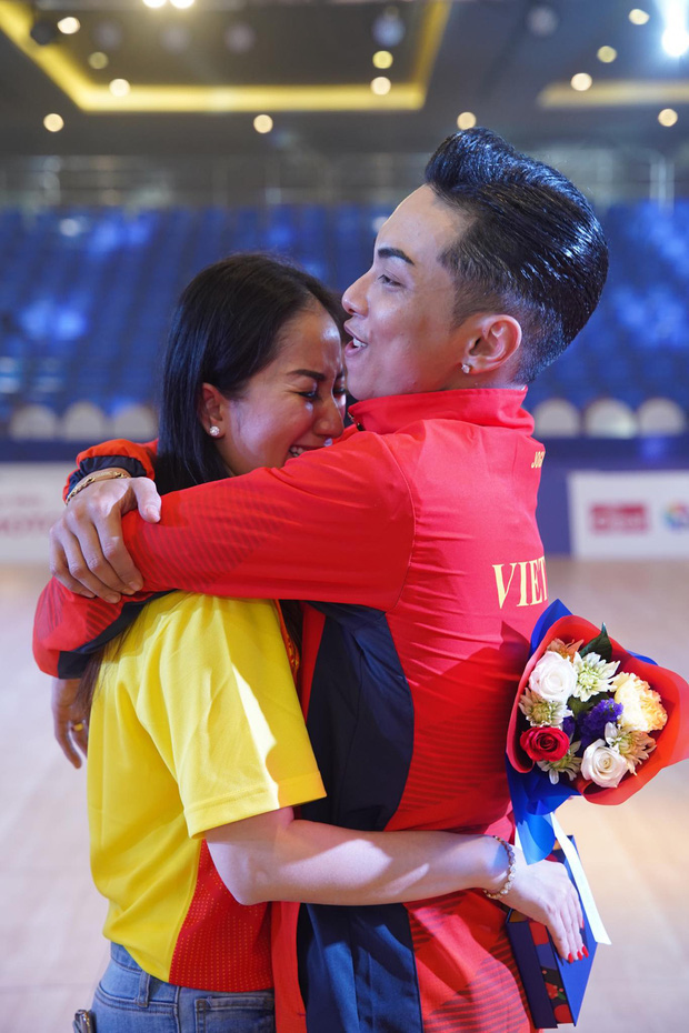 Sau khoảnh khắc hạnh phúc ôm lấy nhau khóc nức nở tại Philippines, vợ chồng Phan Hiển - Khánh Thi đã trở về Việt Nam, ân cần yêu thương cô con gái xinh xắn - Ảnh 7.