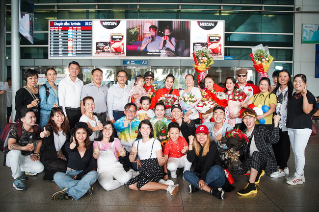 Giành huy chương vàng SEA Games, Khánh Thi - Phan Hiển được nhân vật đặc biệt này chờ đợi ở sân bay để đón về nhà - Ảnh 7.