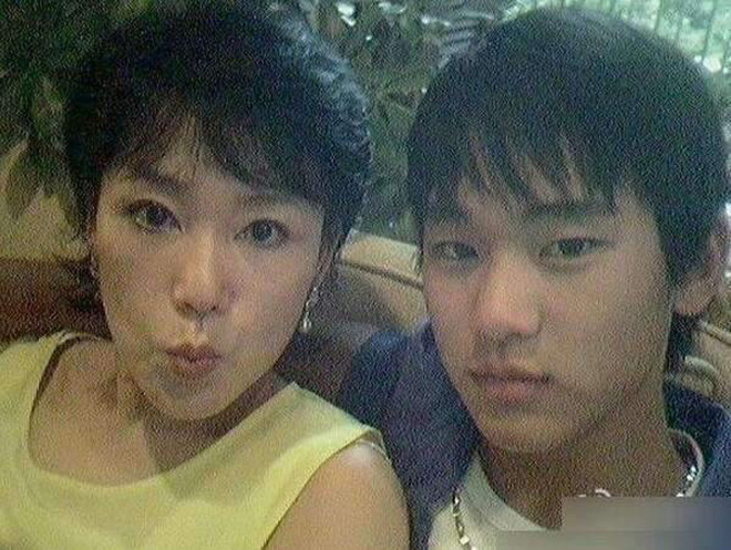 Góc khuất cuộc đời Kim Soo Hyun: Mẫu nội y thành tài tử đắt giá, khổ sở vì người nhà và chuyện cô em gái cùng cha khác mẹ - Ảnh 9.